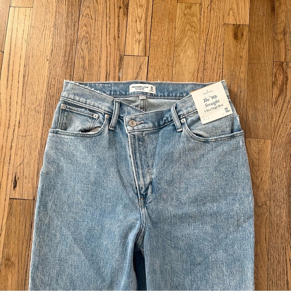 Abercrombie & Fitch Curve Love The ‘90s Straight Light Blue Straight Leg Jeans - Picture 4 of 10
